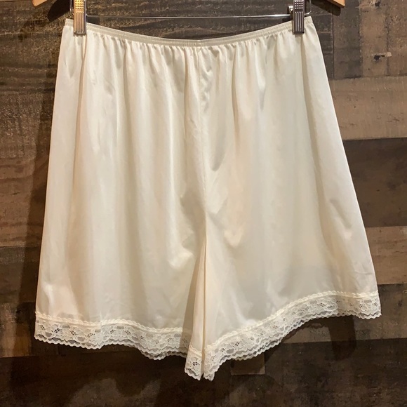 Vintage Cream Nylon Lacy Bloomers Slip Shorts Med